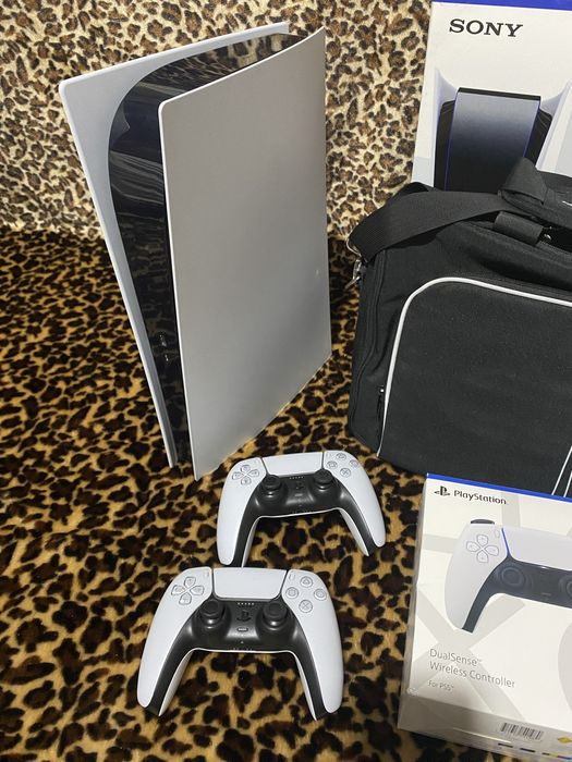 PlayStation 5 + 2 оригинальных джойстика + сумка + игры