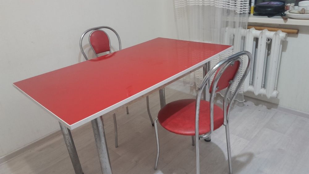 Стол стулья для кухнии