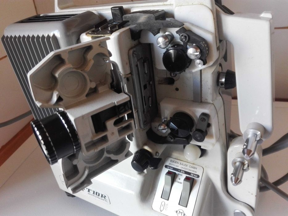 Киномашина Bauer T 10 R и стара японска пишеща машина. .