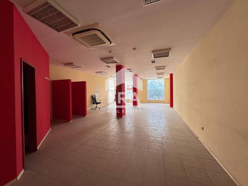 Ексклузивно! Търговско помещение за продажба със СОТ в търговски цент