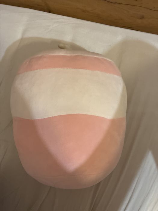 Розова плюшена играчка на прасенце в бъбълти.