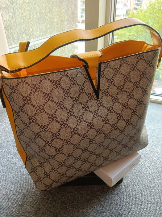 Дамска чанта от еко кожа с декорация  в розово с външен джоб на заднат