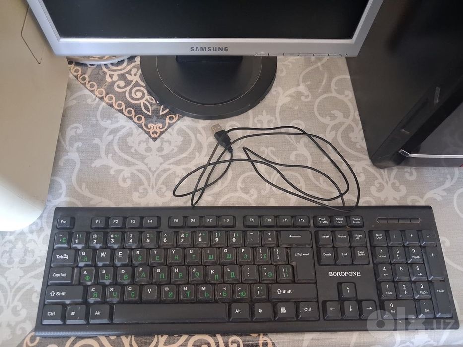 Windows 10 kompyuter sotiladi. Komputer, protester, klaviatura, print