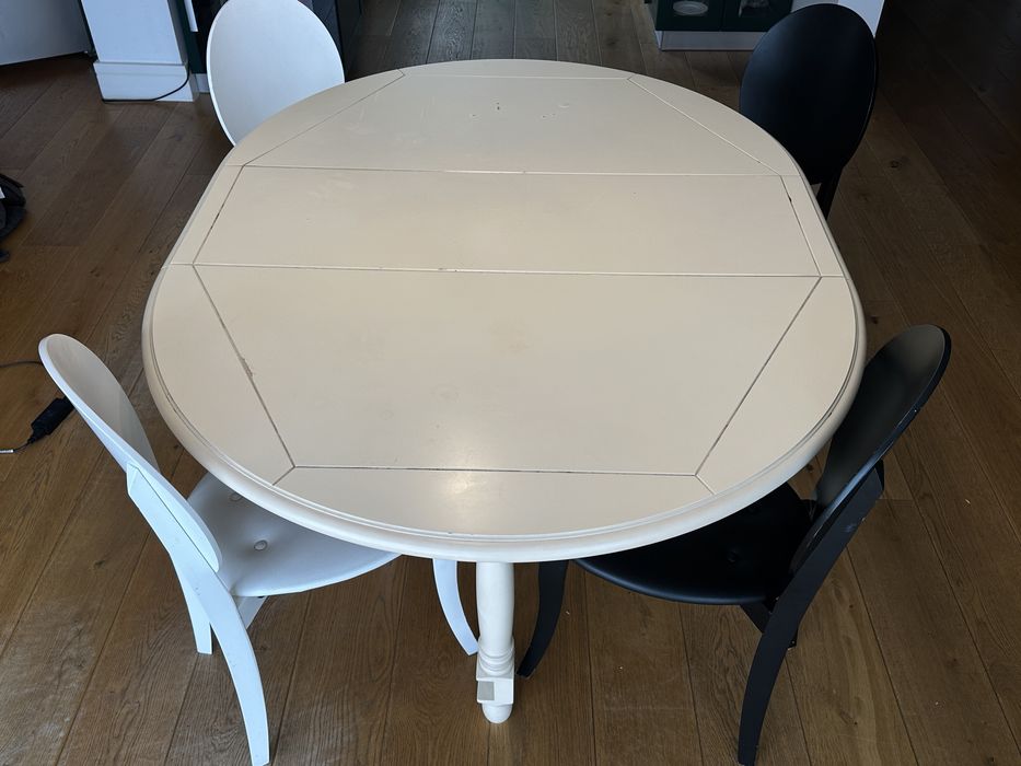 Set masa reglabila cu 4 scaune (2 negre si 2 albe)