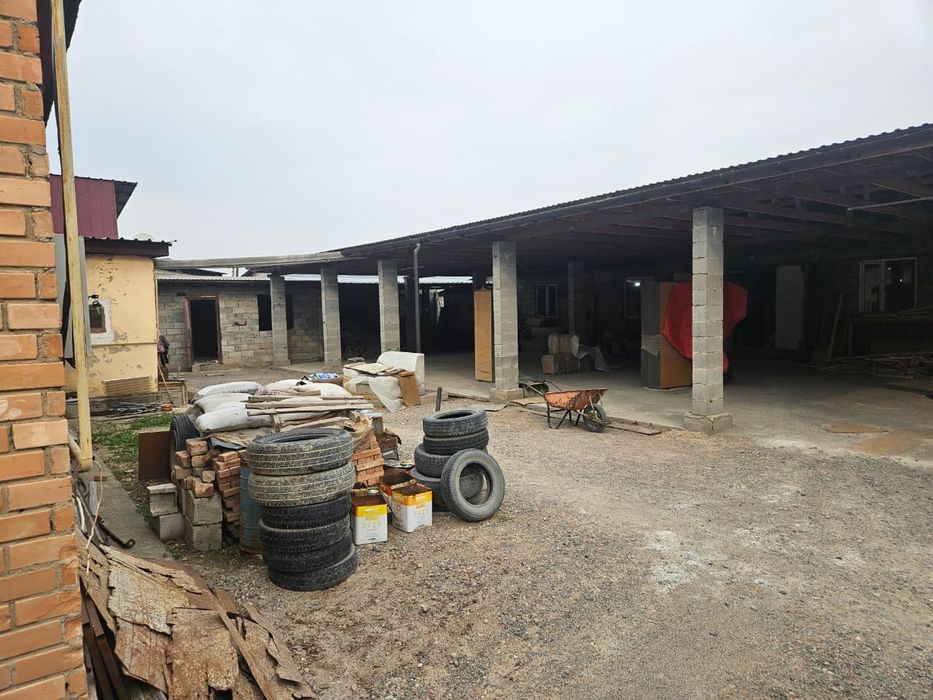 Дом с мебельным цехом