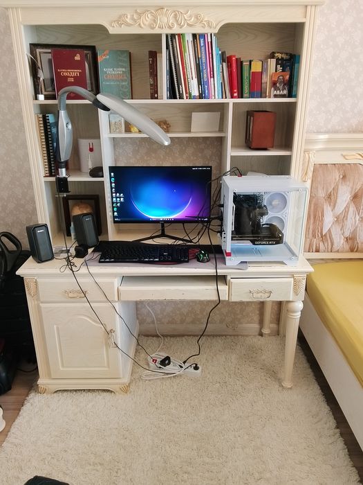 Компьтерный стол, со стеллажам и