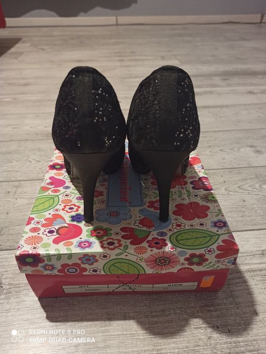 Pantofi eleganți femei.