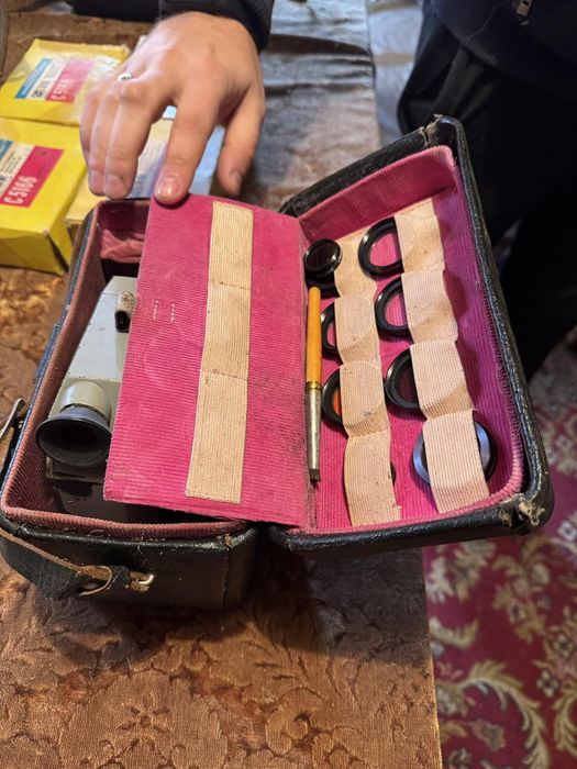 Ретро видеокамери, аксесоари и ленти.