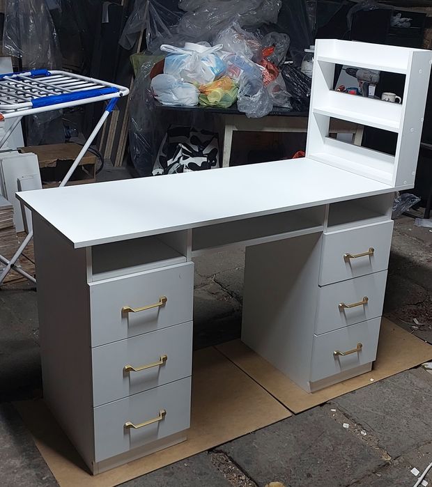 Стол маникюрный   НОВЫЙ