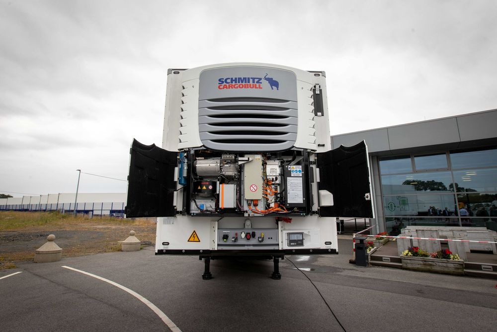 Рефрижератор SCHMITZ, ярим тиркама сотилади, арзон.