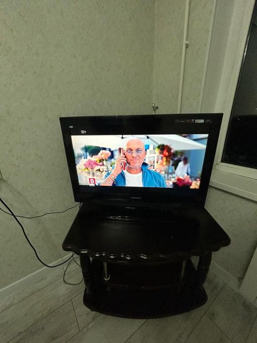 Телевизор и деревянная подставка