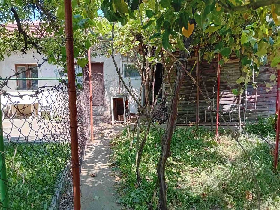 Самостоятелен  първи етаж от масивна  къща с магазин