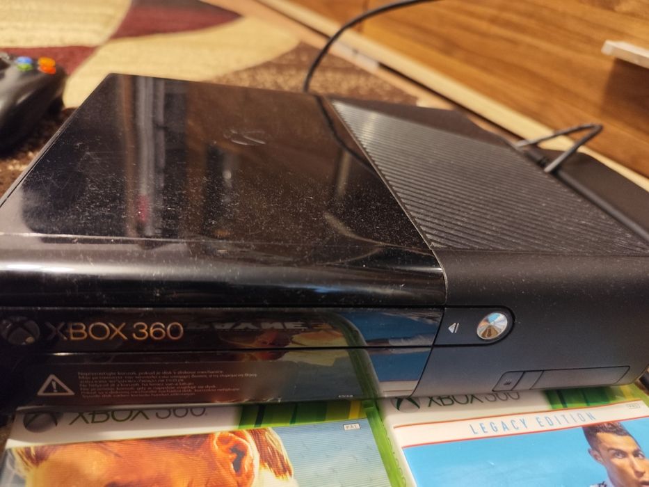 Vând Xbox360 cu 4 jocuri +2controalere