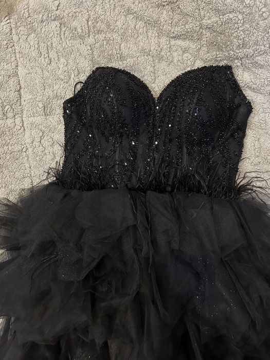 Продавам къса черна абитуриентска рокля