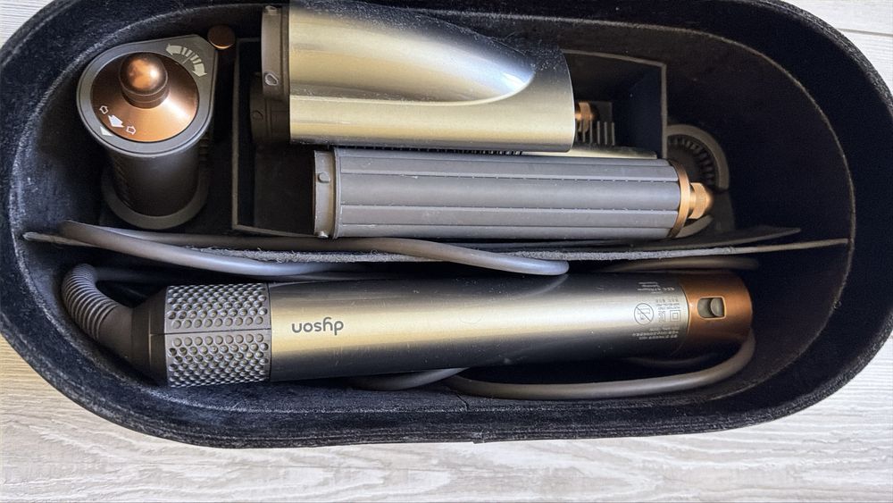 Dyson стайлер бу с кейсом и насадками