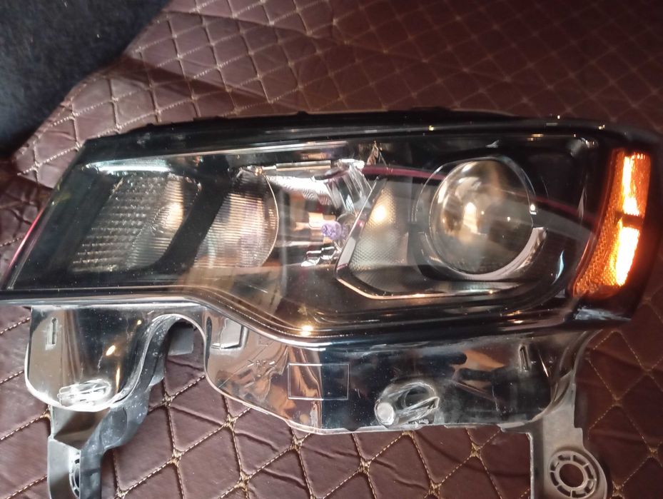 Продавам ляв фар за Гранд чероки