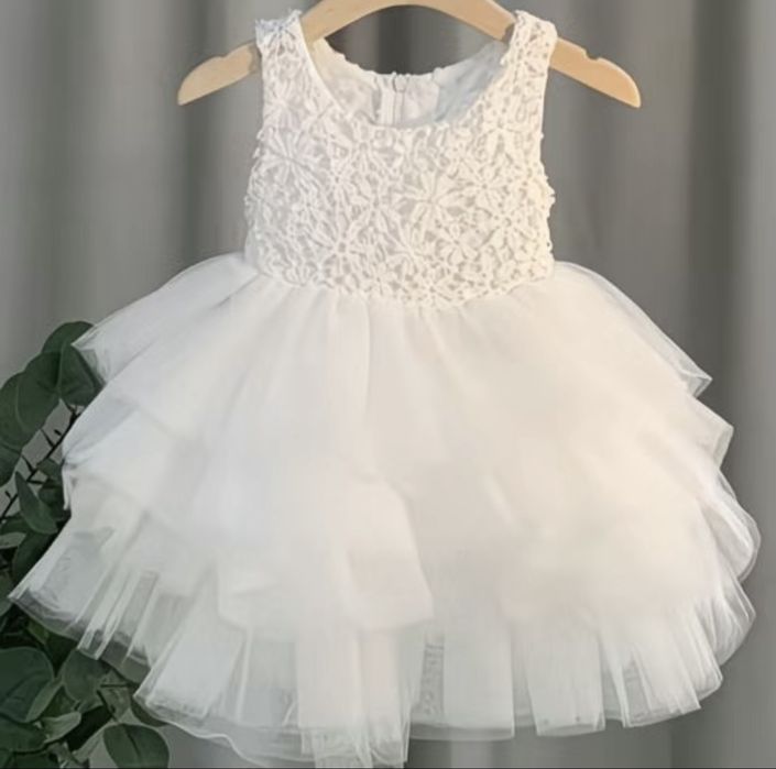 Продам  белые нарядные платья на девочек