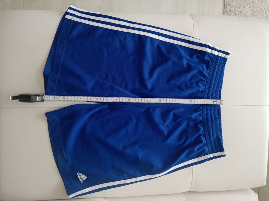 Vând bermude sport Adidas produs de calitate superioara mărimea L.