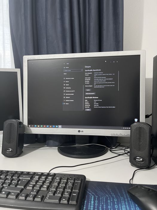 Calculator complet cu două monitoare si periferice, ideal pentru birou și școală