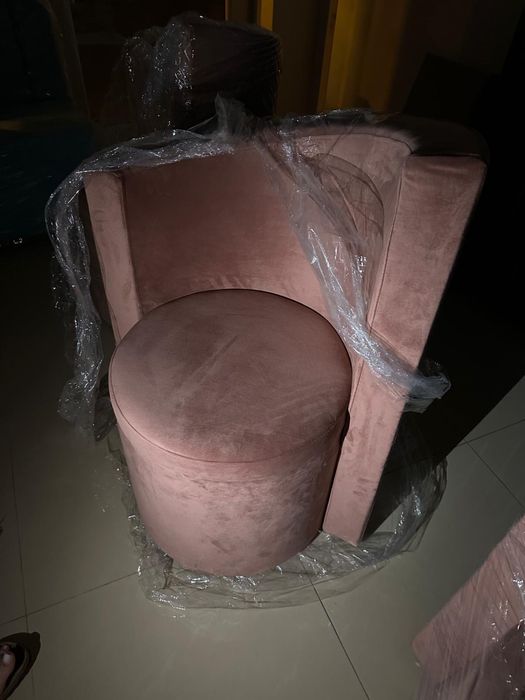 De vânzare fotolii elegante, tapițate cu catifea roz pudră,