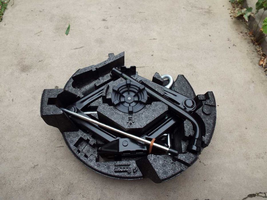 vand cric,cui remorcare,cheie roti pentro volvo V40siV40XC pret 400lei
