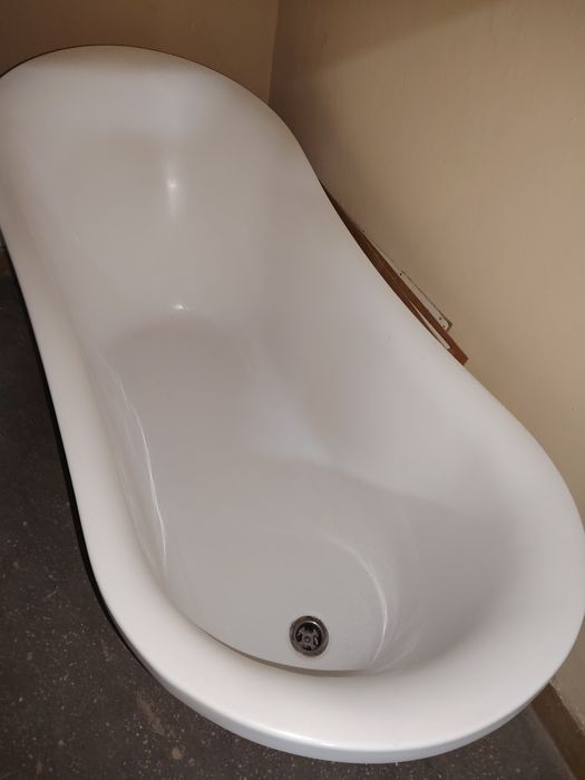 Vând cadă de apartament  super întreținută.