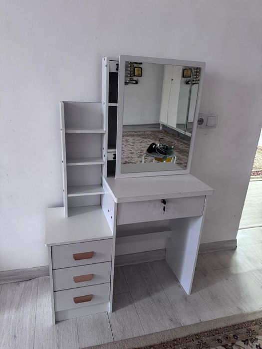 Продается туалетный столик с зеркалом