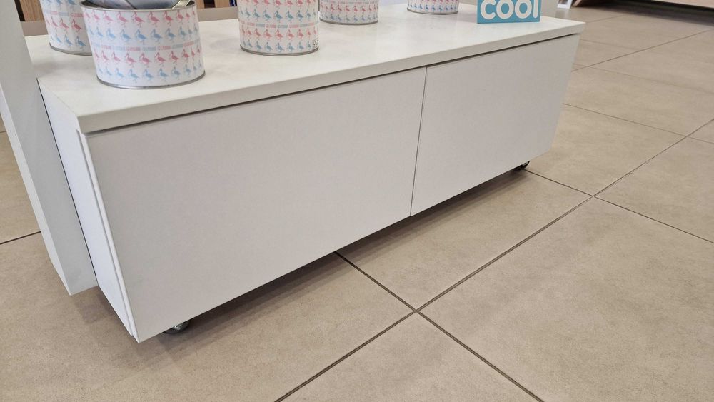 Търговско оборудване в много добро състояние за магазин за дрехи