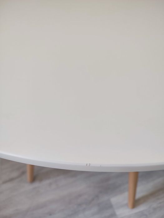 Бяла кръгла маса в скандинавски стил. Диаметър 80 см.
