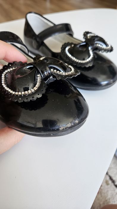 Pantofi negri de lac cu fundiță