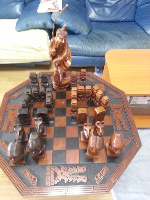 Joc de sah cu masa sculptat manual