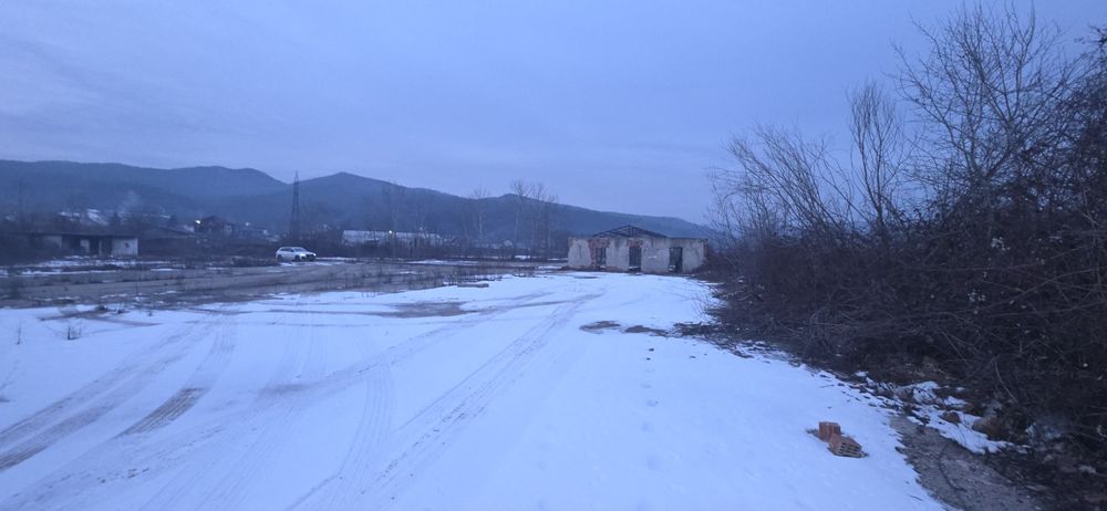 Inchiriez teren betonat