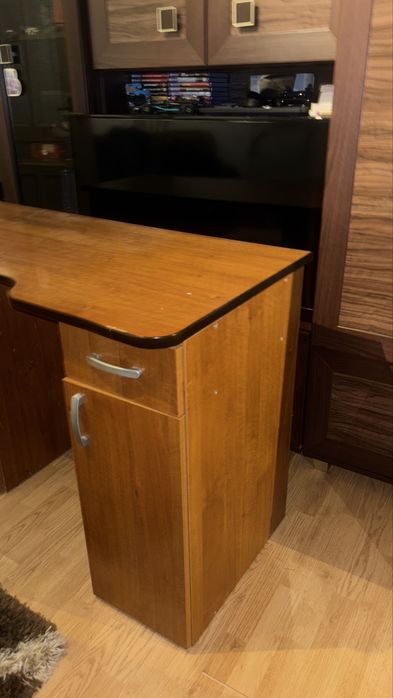 Birou din lemn, cu 2 corpuri laterale, stare bună -ideal pentru acasă