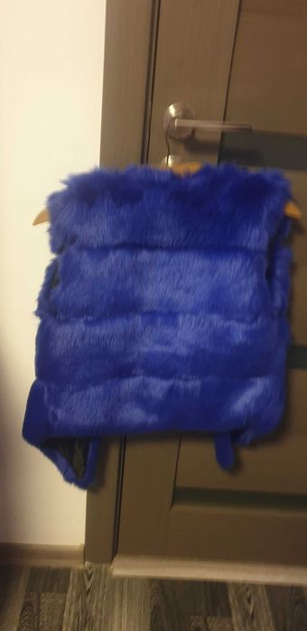 Vand vesta de blana albastra