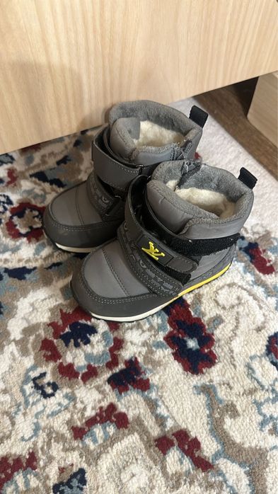 Продам детскую зимнюю обувь,натуральный мех овчина