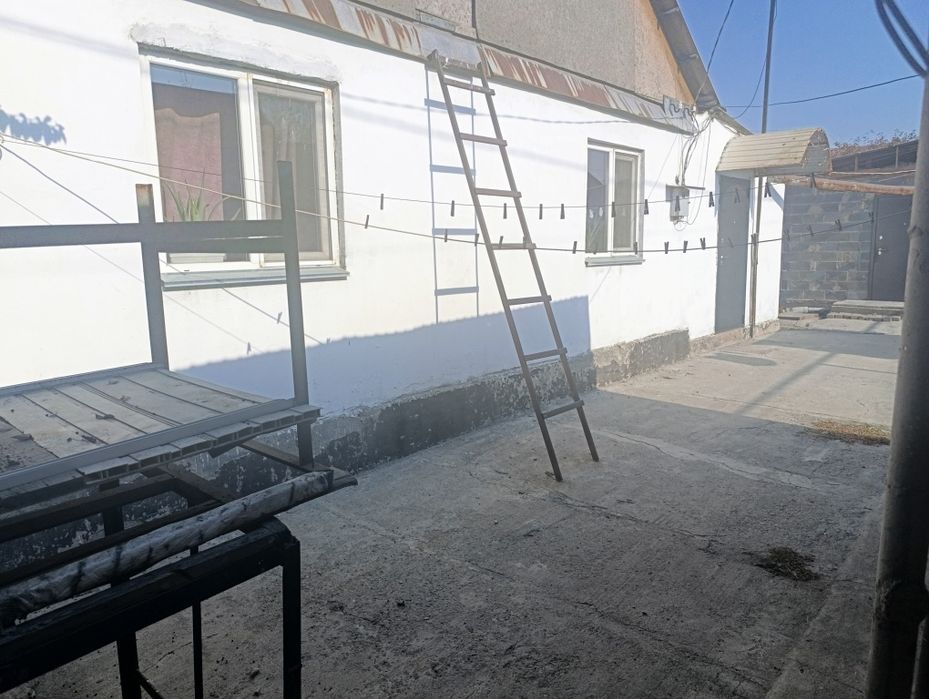 Продам два дома на одном участке