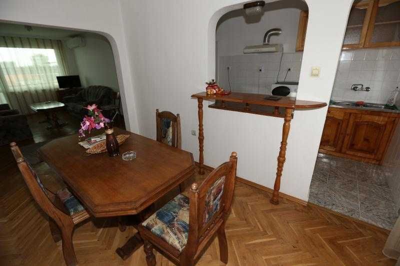 С ПАРКОМЯСТО! Многостаeн апартамент в Центъра