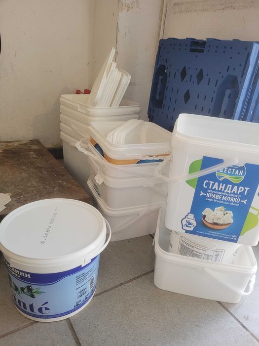 Касетки, кашони от банани, кофи от сирене