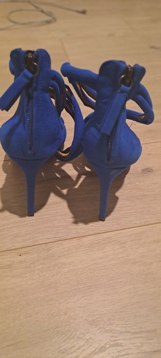 Велурени сандали "Zara" с тънък ток