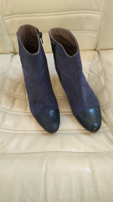 Ghete albastre,  piele intoarsa combinata cu piele lacuita, marimea 37