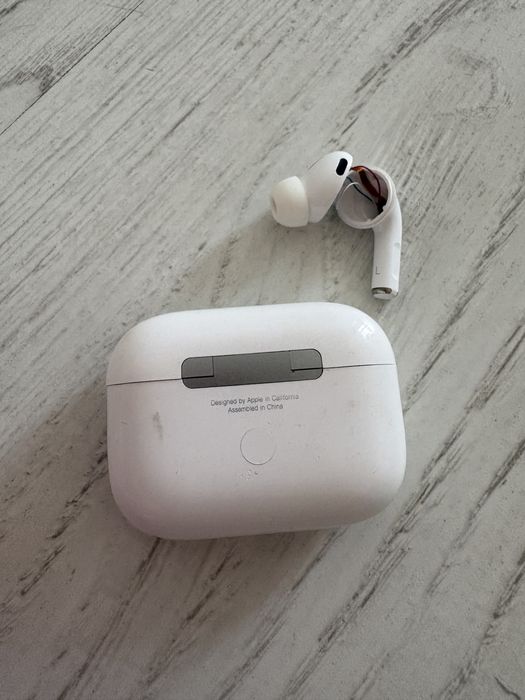 Apple AirPods Pro – оригинални (едната не работи)