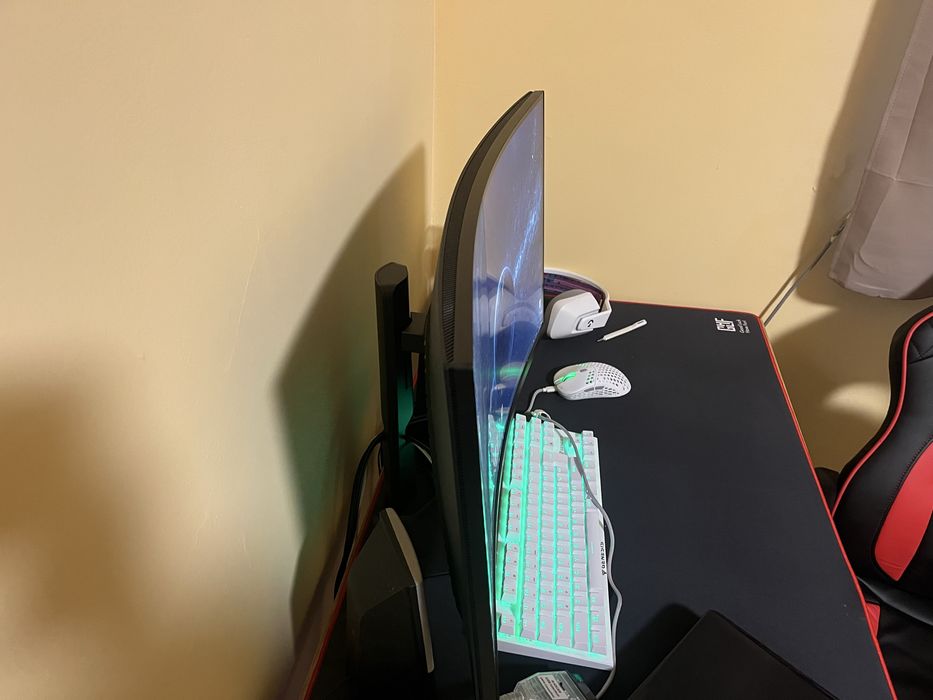 Геймърски компютър и монитор