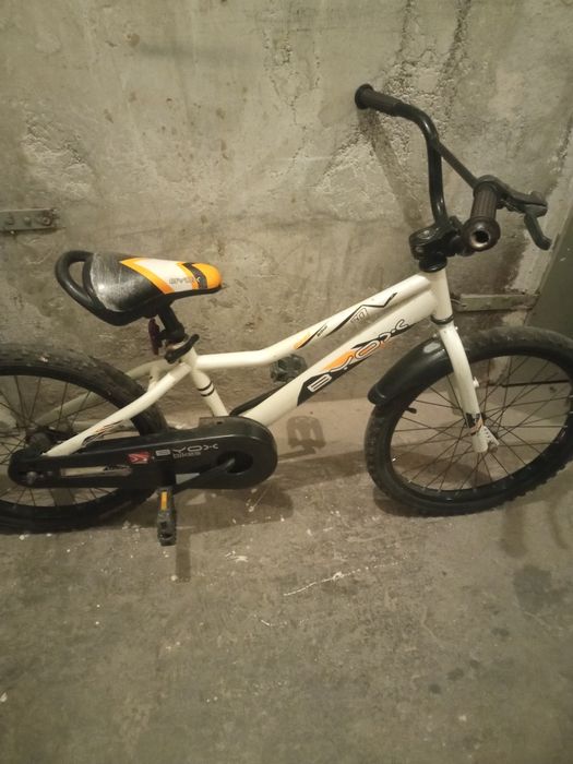 Детско колело и топки