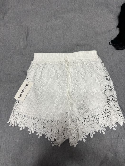 Pantaloni scurti albi cu eticheta si model