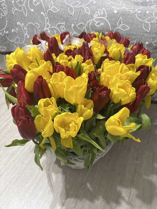 Цветы в корзине, тюльпаны 101 шт
