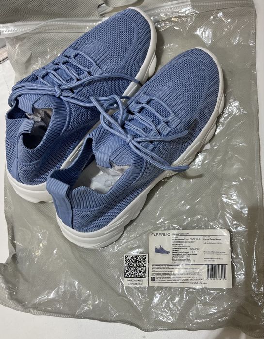 Новые кроссовки 37 размера, тряпочный материал.