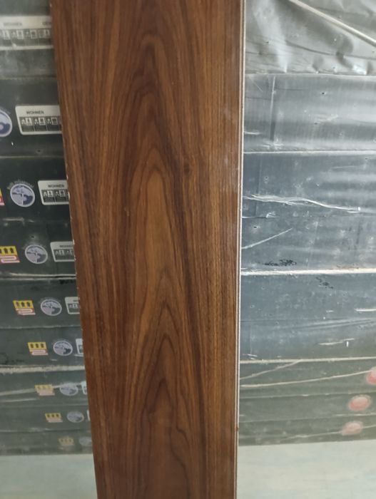 Продам 7 двери и 50 кв таркет на пол