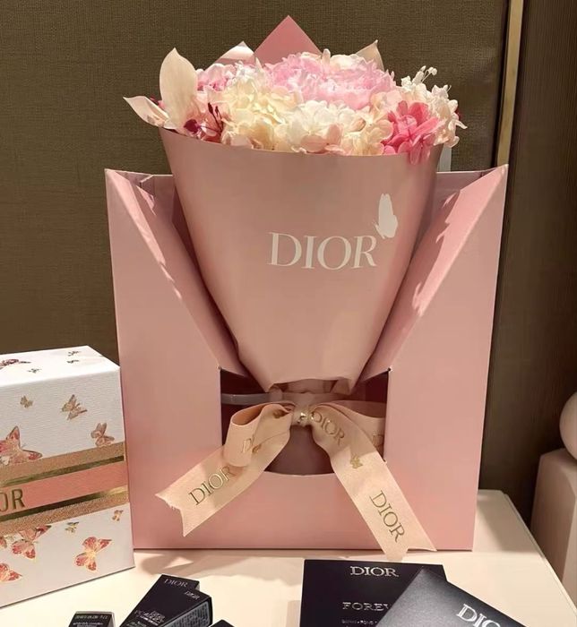В наличии! Косметички Dior
