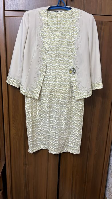 Продаю женские платья в отличном состоянием