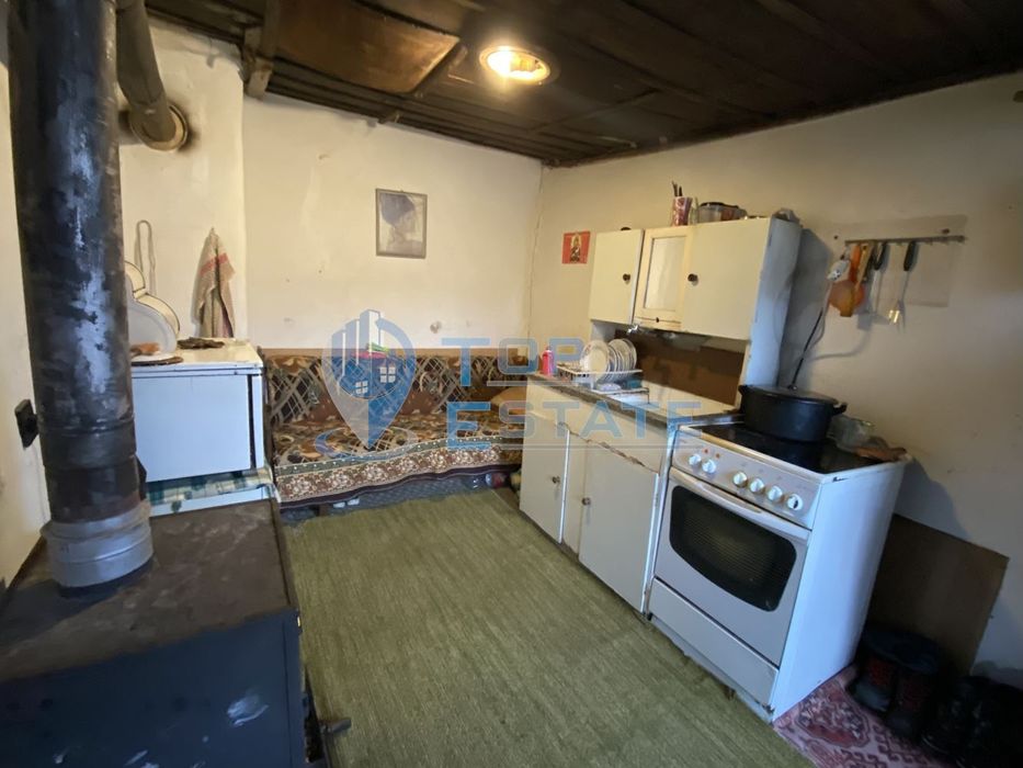 Тухлена къща с гараж и кладенец в гр. Горна Оряховица, област Велико